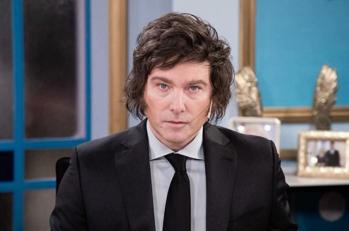 JoeyMannarino's tweet photo. Argentina's President Javier Milei has ANOTHER major victory today.

He has proposed a law that affirms a right to self-defense in Argentina, which they do not currently have. 

This will be applies in cases where someone tries to cause bodily harm to you or where they try to invade your property.

It also affirms that if the person trying to attack you dies, their relatives cannot sue you after the fact for defending yourself.

This is another MAJOR Milei victory in the same week where he has banned woke pronoun usage from government text, enacted reforms that will remove welfare benefits from anyone protesting in the streets blocking traffic and ban the usage of the word "free" to promote taxpayer-funded government programs.