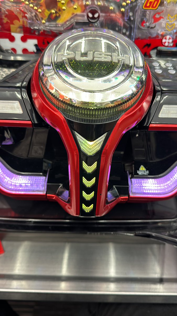 この矢印の数、iQOSの矢印の数。
1つ違うけど同じバイブ電子回路であることは間違いない。
だって、打ちながら震えた時の自分の脳回路が同じと毎回言ってくるから。

お店を出ても非加熱吸うたびに“SANKYO様“を意識している、日常ぼく。

#レバブル
#パチンコ
#炎炎の消防隊