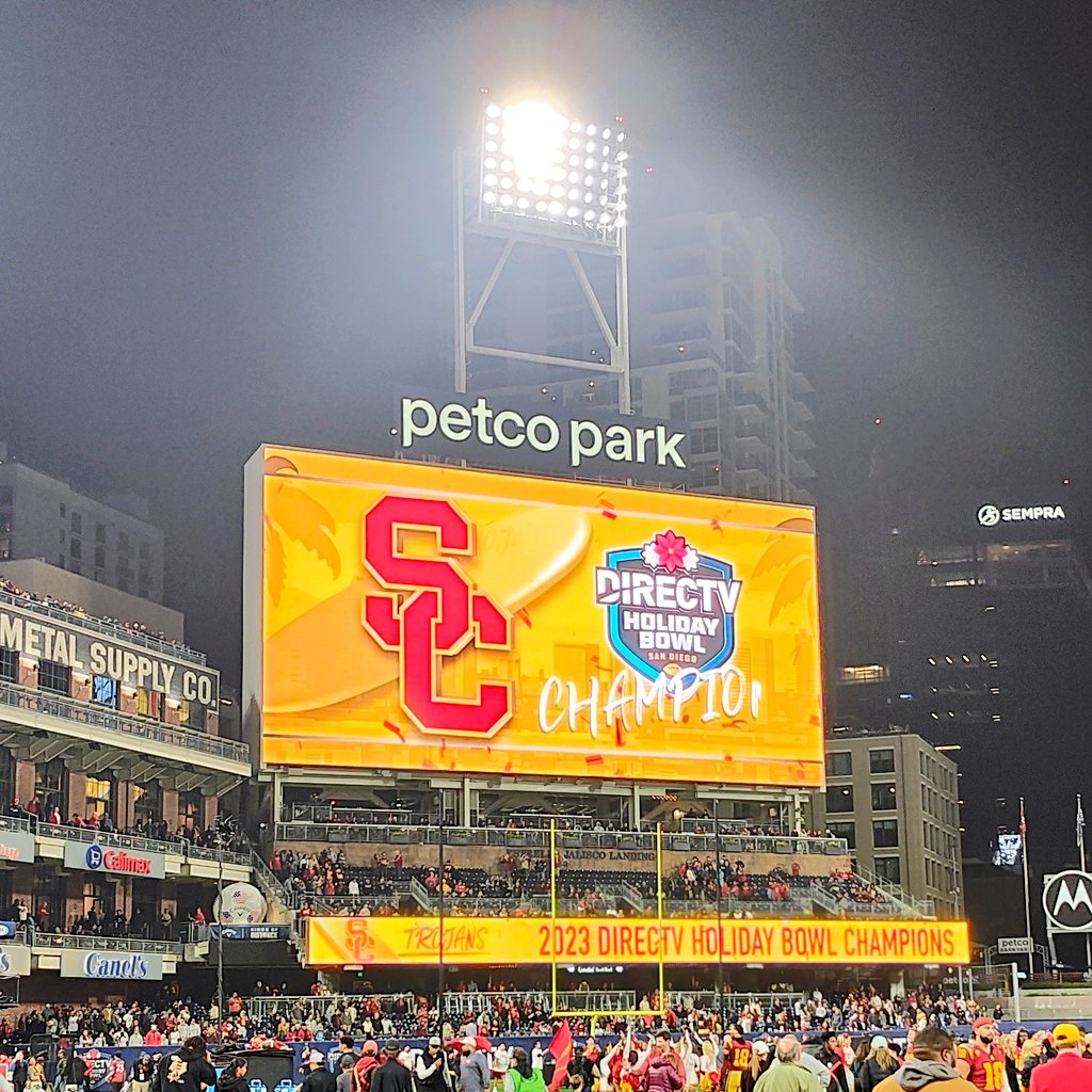 holidaybowl's tweet photo. Congratulations to @uscfb! 🎉🥳 https://t.co/g78JTI2xVq