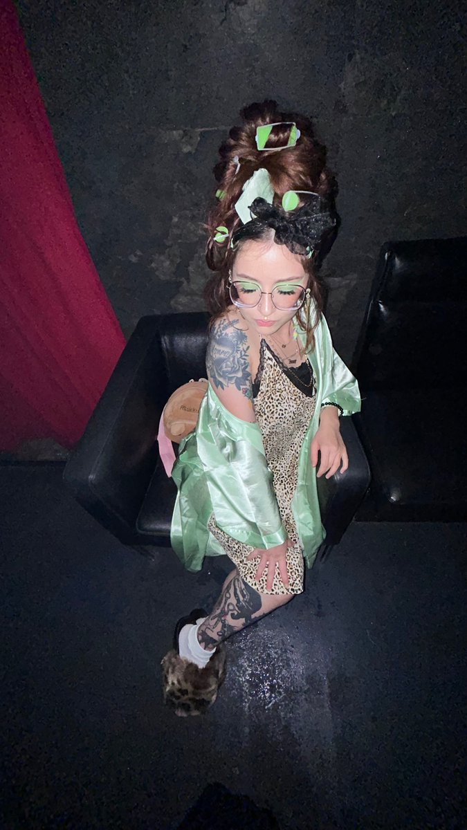 Syvanndra's tweet image. When Sabrina took mi to the Scammy Jammie Jam🥝🦠🪲🍐🍵🧪