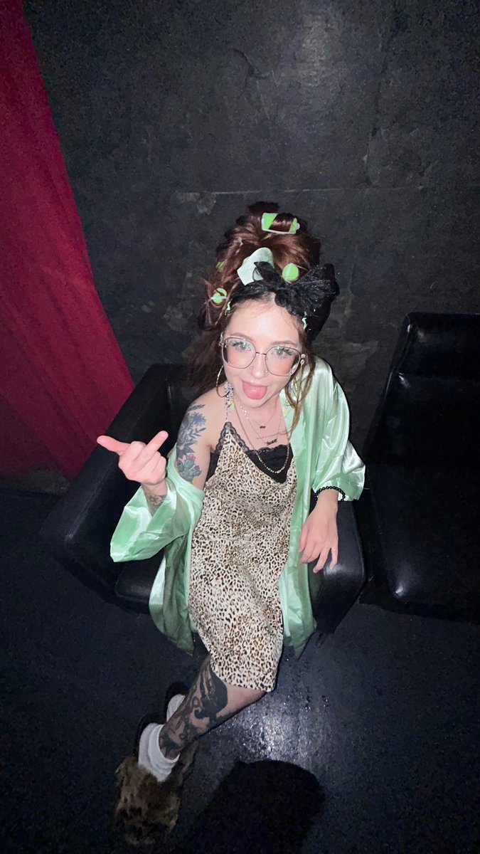 Syvanndra's tweet image. When Sabrina took mi to the Scammy Jammie Jam🥝🦠🪲🍐🍵🧪