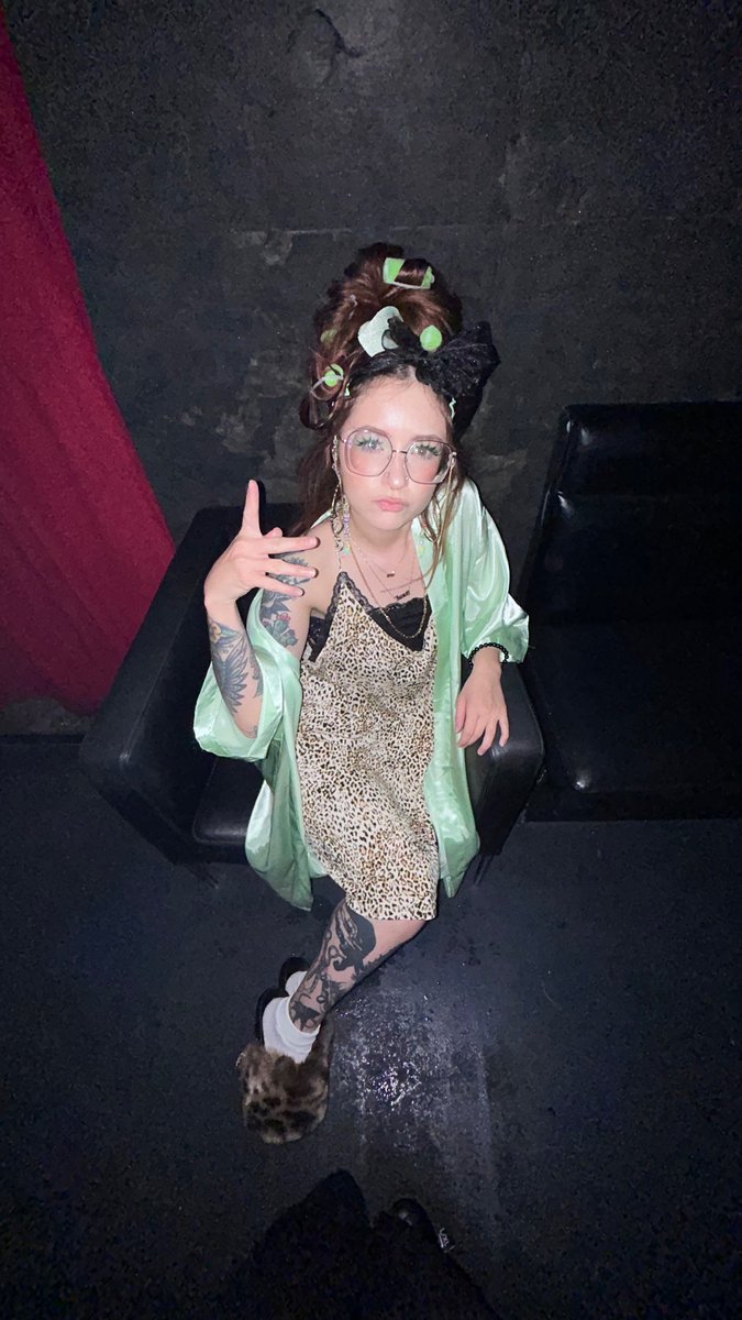 Syvanndra's tweet image. When Sabrina took mi to the Scammy Jammie Jam🥝🦠🪲🍐🍵🧪