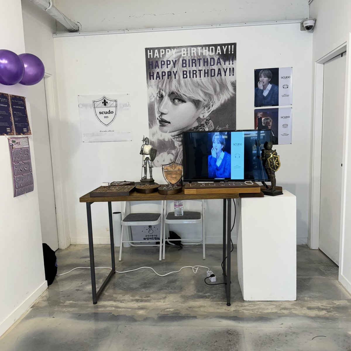 Scudo_Official's tweet photo. 스쿠도 팝업 스토어에서 진행하는 럭키 드로우 이벤트 놓치지 마세요 💜

2023.12.27 (수) - 2023.12.30 (토) / 11:00 - 19:00
디멘션 갤러리(서울 용산구 한강대로 58-1)
@dimension_seoul 
*하이브에서 1분 거리 https://t.co/ZefNX73ENs