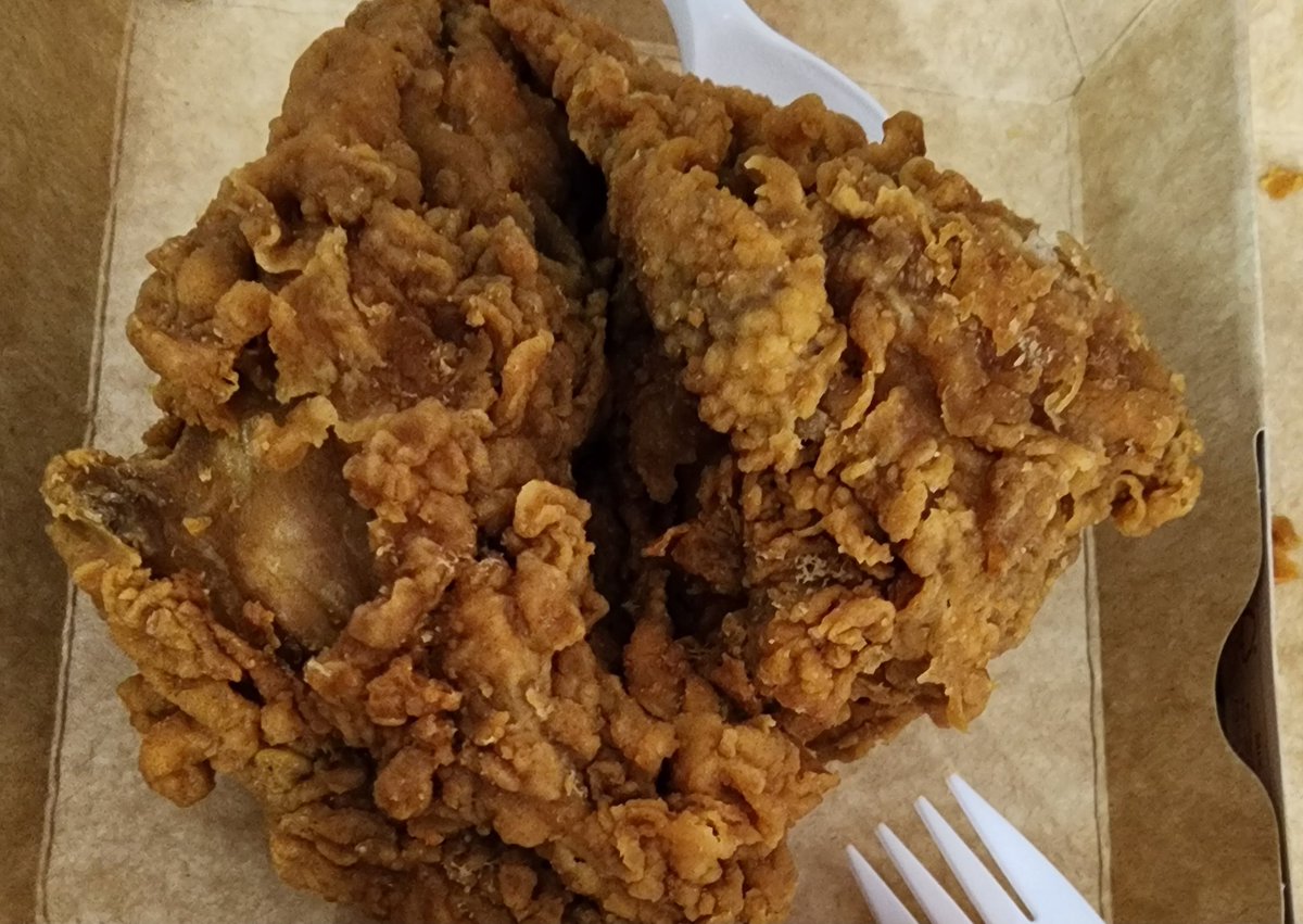 Ang laki ng chicken ni mcdo 😆 
Umabot sa side part ng lunch box packaging nila eh 😆