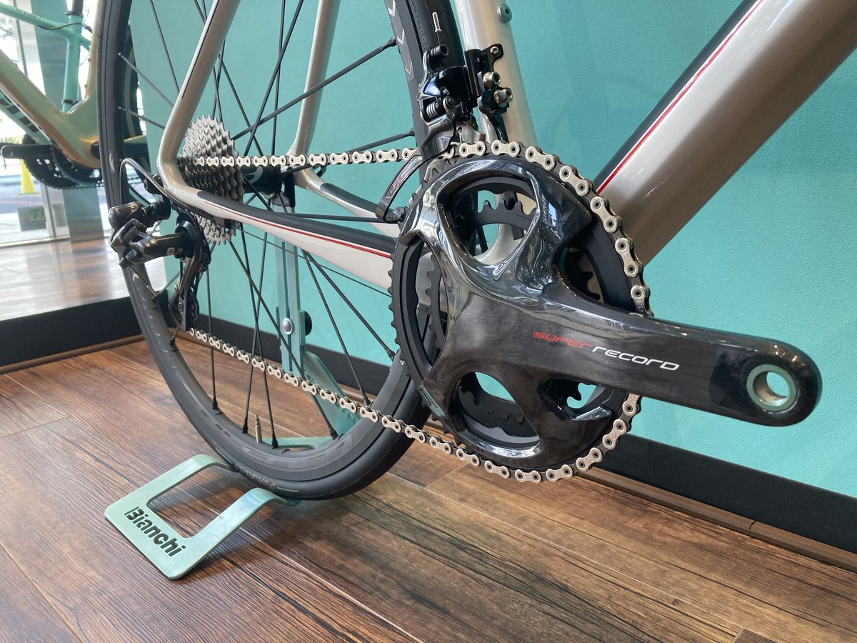ariake1885's tweet photo. 【有明】大特価にてご用意しております！！
BIANCHI x FERRARIコラボレーションモデル
◎SF01 S.RECORD 55Size
『https://t.co/kg496OoYLC』

イタリアの伝統と革新の融合
レーシングスピリットのDNA
イタリアブランドらしさを詰め込んだ、こだわり仕様の限定車！！

#ビアンキ #Bianchi #有明ガーデン https://t.co/e7uSiQkhli