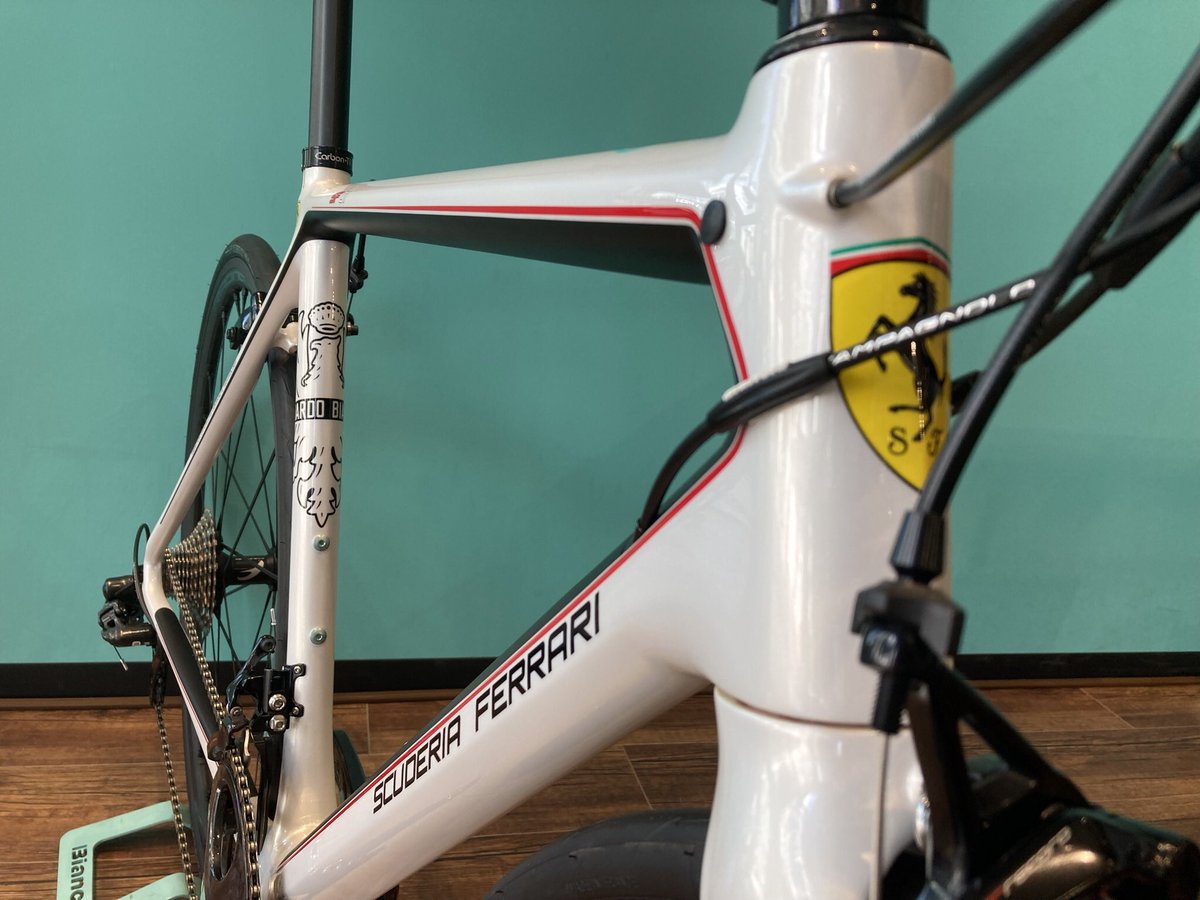ariake1885's tweet photo. 【有明】大特価にてご用意しております！！
BIANCHI x FERRARIコラボレーションモデル
◎SF01 S.RECORD 55Size
『https://t.co/kg496OoYLC』

イタリアの伝統と革新の融合
レーシングスピリットのDNA
イタリアブランドらしさを詰め込んだ、こだわり仕様の限定車！！

#ビアンキ #Bianchi #有明ガーデン https://t.co/e7uSiQkhli