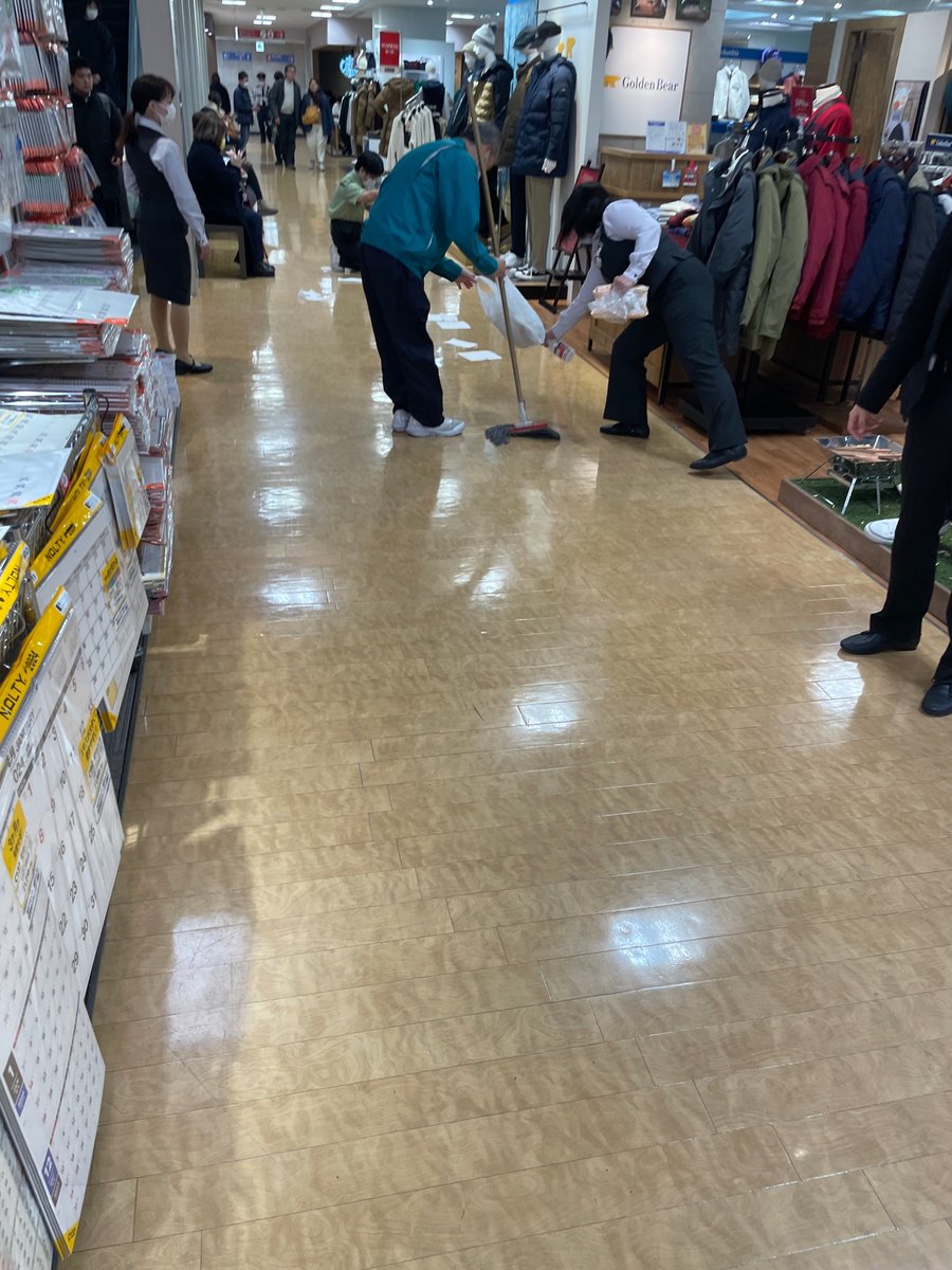 ia9k54's tweet photo. 【速報】
京急百貨店上大岡店６階フロアでうんこ垂れ流し事件が発生。

行為した人は、警備員と一緒にトイレに行くも退店拒否してるために店員が営業妨害で警察に通報した模様。 https://t.co/qqniQvGiq7