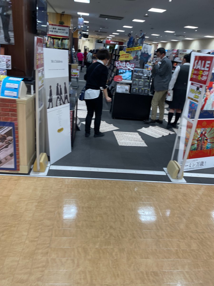 ia9k54's tweet photo. 【速報】
京急百貨店上大岡店６階フロアでうんこ垂れ流し事件が発生。

行為した人は、警備員と一緒にトイレに行くも退店拒否してるために店員が営業妨害で警察に通報した模様。 https://t.co/qqniQvGiq7