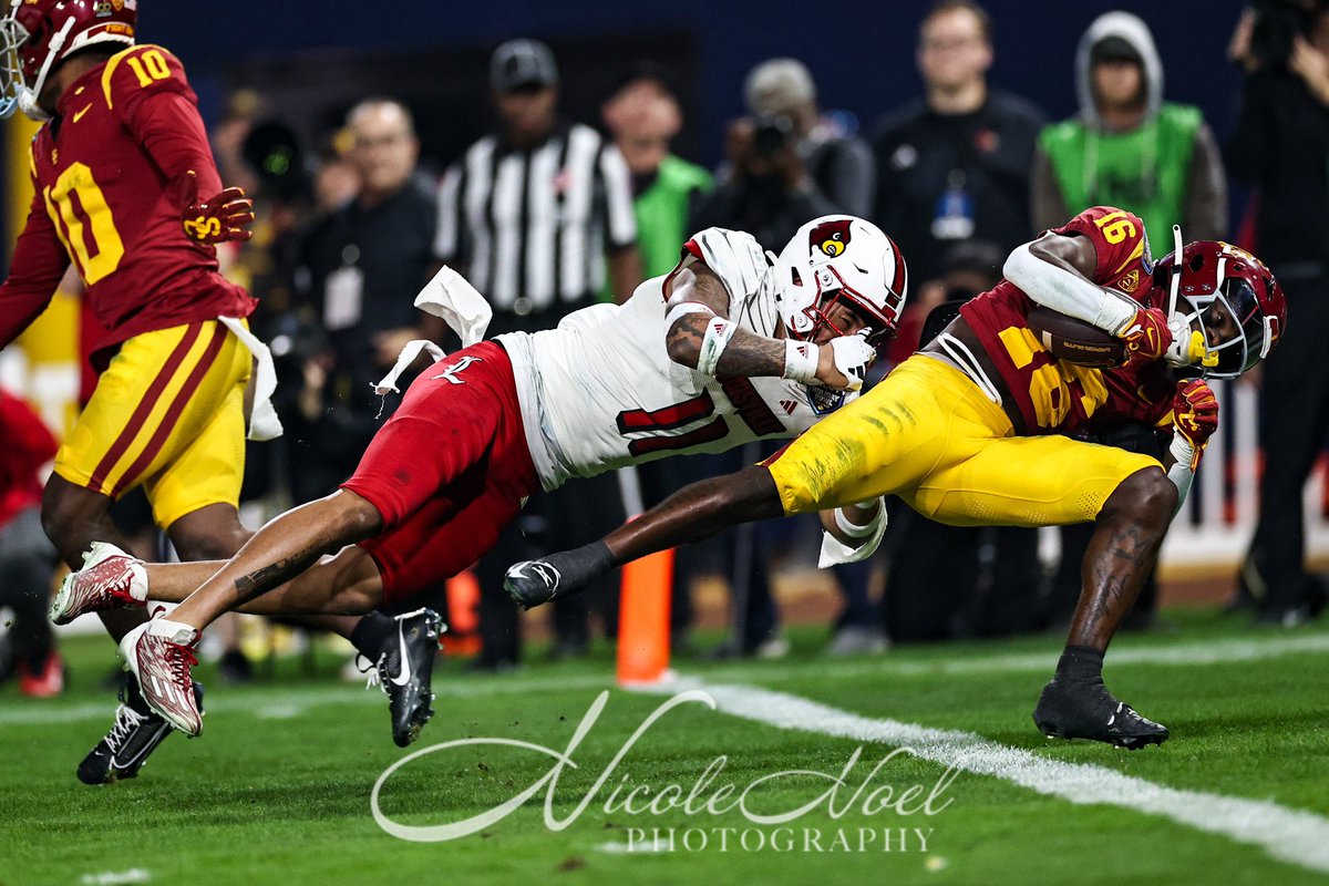 Nicole2Noel's tweet photo. USC are the Holiday Bowl Champions 🙌🏻
@uscfb @DIRECTV_HB https://t.co/NCqvtD4L9E