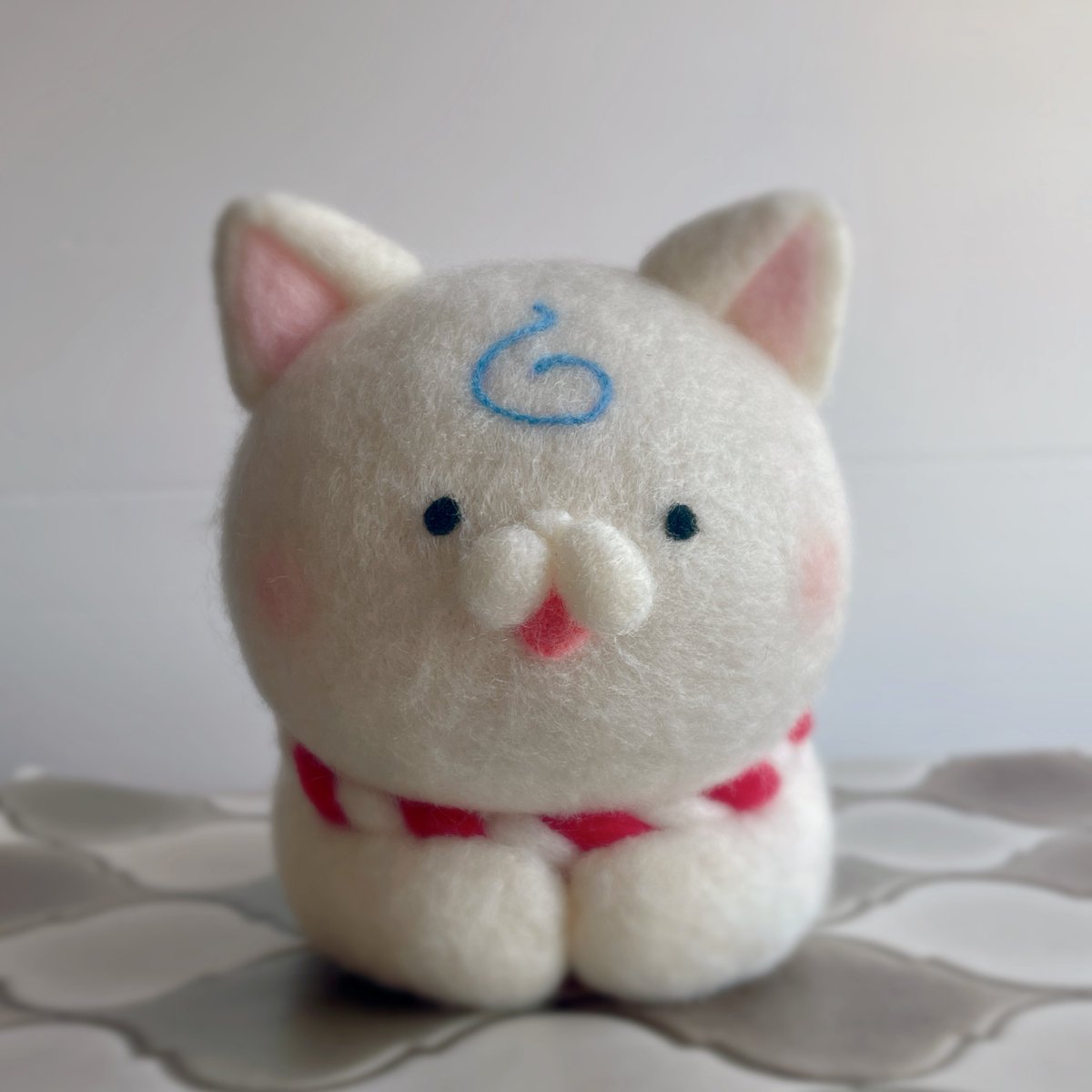 羊毛フェルトで香箱座りの35P作ってみた！なんとグラサンもかけれる