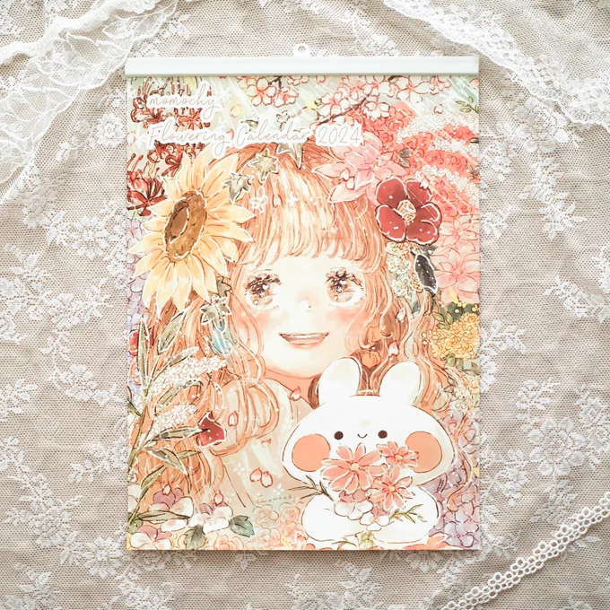 受注生産の壁掛けカレンダーは こんな感じでした  表紙はそれぞれの月のテーマになったお花 12種類を詰め込んだ描き下ろしです  𖧷   とても素敵な仕上がりなので 1年間使うのが楽しみです〜.*・゜