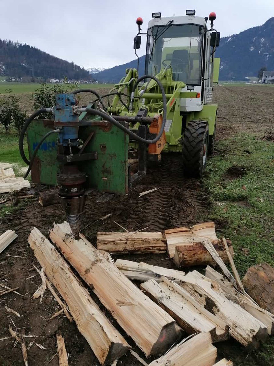 profiMagazin's tweet photo. Holspalten mit einem #Schaeff Lader bei Andre Kronbichler. https://t.co/XK6w7OodWL