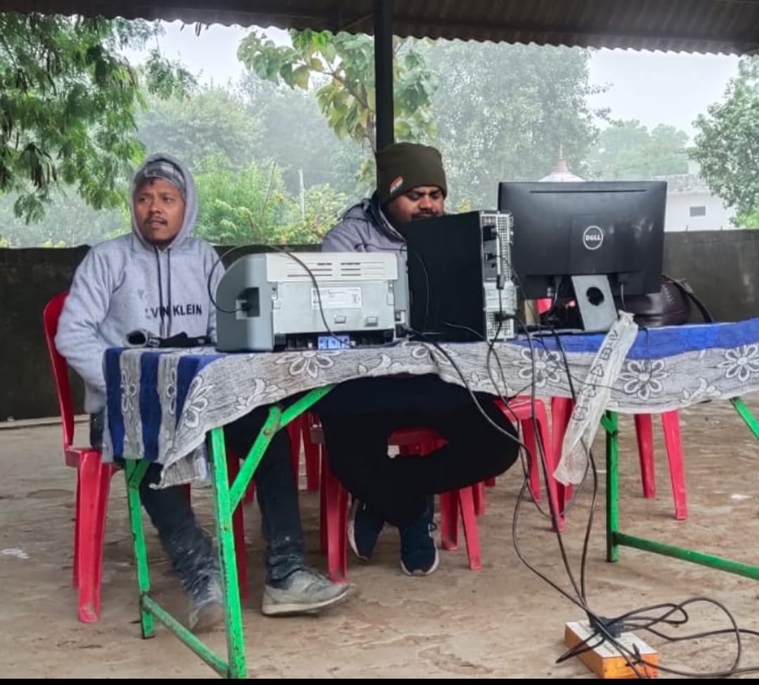 dvvnlbanda's tweet photo. जनपद बांदा के सबस्टेशन कालेश्वर के अंतर्गत संबंधित अधिकारी व समस्त कर्मचारियों द्वारा #OTS कैंप का आयोजन किया गया जिसमें सभी उपभोक्ताओं जो #एकमुश्त_समाधान_योजना की पूर्ण जानकारी देते हुए योजना का लाभ दिया गया।
@dvvnlhq
@MDDVVNL
@aksharmaBharat
@UPPCLLKO https://t.co/GdGMNyheM2