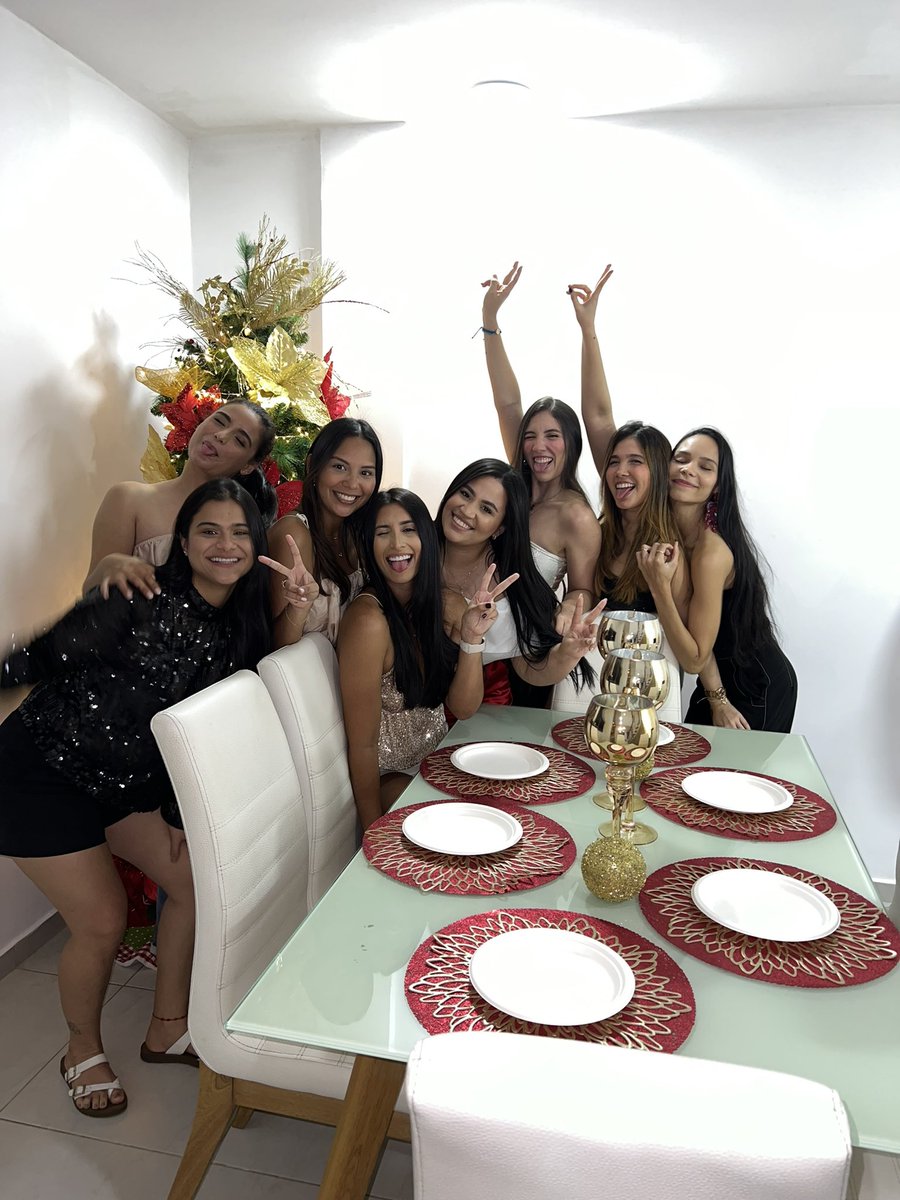 Bianky10's tweet photo. Que dicha, de verdad que dicha tener la seguridad de poder decir que tengo amigas verdaderas y que siguen siendo las mismas de hace más de 10 años✨🩵. Pd. Faltaron algunas 🤞🏼 https://t.co/ZAywqXiaQ5