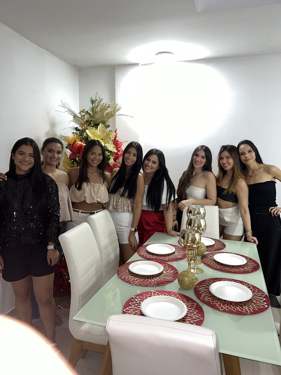 Bianky10's tweet photo. Que dicha, de verdad que dicha tener la seguridad de poder decir que tengo amigas verdaderas y que siguen siendo las mismas de hace más de 10 años✨🩵. Pd. Faltaron algunas 🤞🏼 https://t.co/ZAywqXiaQ5