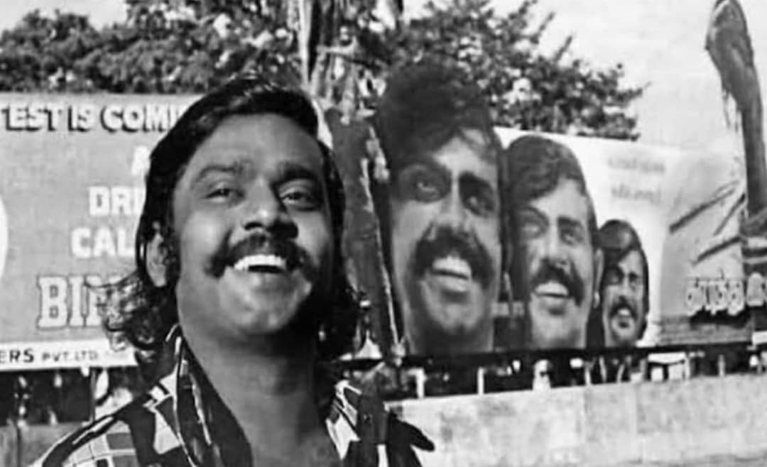 tamiltalkies's tweet photo. தூரத்து இடி முழக்கம் படத்தின் கட் அவுட் அருகே புகைப்படம் எடுத்துக்கொண்ட விஜயகாந்த். https://t.co/F5RAj2y2If