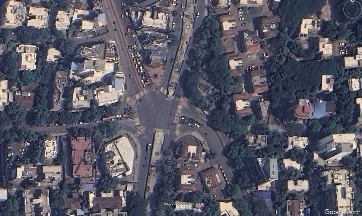 walkingproject's tweet photo. 4 Intersections in Mumbai that need this & can quickly adapt to this to make them pedestrian friendly.
✔️Juhu Circle
✔️Mithibai College
✔️Ramnath Podar Chowk
✔️SV Road-Linking Road-Turner road intersection
#WalkingProject #JunctionDesign https://t.co/QcumVaViOW