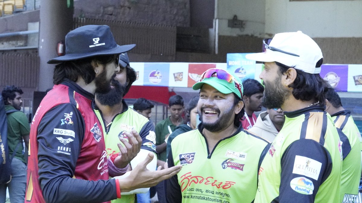 BeingSudeepianz's tweet photo. Gold with Kiccha ❤️

@Official_Ganesh - @KicchaSudeep 

#KicchaSudeep𓃵 #KicchaBOSS𓃵 #MaxTheMovie #KCCpart4 #KCC4 #Ganesh #GoldenStar https://t.co/vvMGAHgcX3