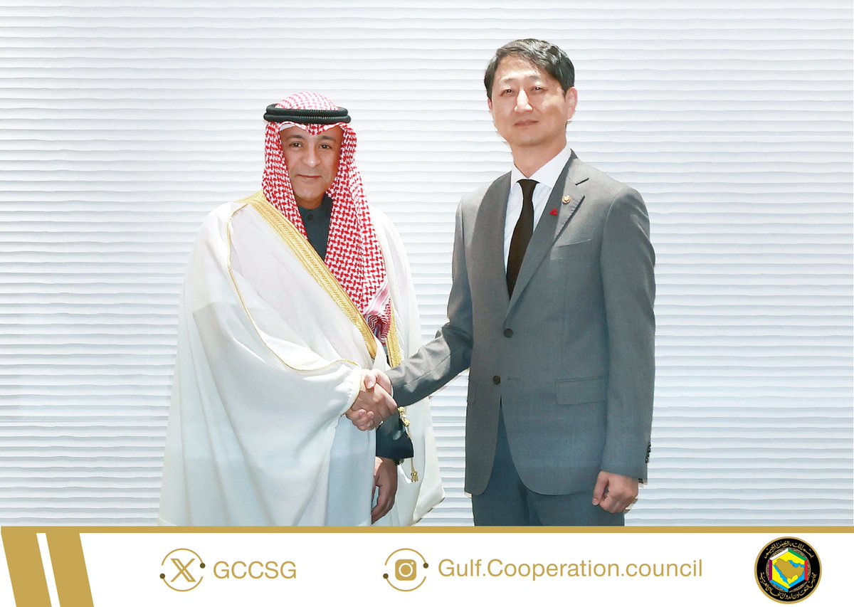 GCCSG's tweet photo. معالي الأمين العام لـ مجلس التعاون: توقيع اتفاقية تجارة حرة بين #مجلس_التعاون لدول الخليج العربية وجمهورية #كوريا_الجنوبية، خطوة تاريخية نحو تحقيق التكامل الاقتصادي الخليجي ونحو تعزيز العلاقات الاقتصادية والتجارية بين الجانبين.

 https://t.co/UtneRMtsPO

@Economyae
@MOICBahrain
@gaft_sa
@Tejarah_om
@MOCIQatar 
@MOFKW

#مجلس_التعاون
#كوريا_الجنوبية