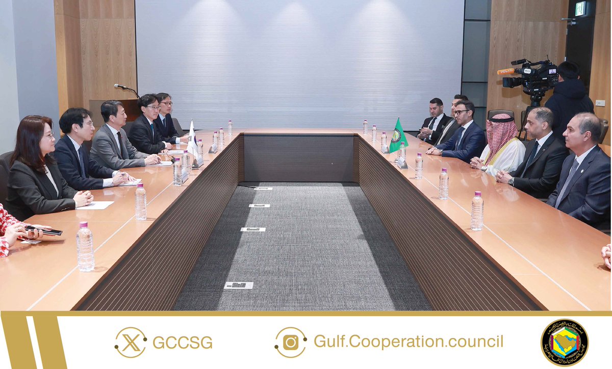 GCCSG's tweet photo. معالي الأمين العام لـ مجلس التعاون: توقيع اتفاقية تجارة حرة بين #مجلس_التعاون لدول الخليج العربية وجمهورية #كوريا_الجنوبية، خطوة تاريخية نحو تحقيق التكامل الاقتصادي الخليجي ونحو تعزيز العلاقات الاقتصادية والتجارية بين الجانبين.

 https://t.co/UtneRMtsPO

@Economyae
@MOICBahrain
@gaft_sa
@Tejarah_om
@MOCIQatar 
@MOFKW

#مجلس_التعاون
#كوريا_الجنوبية