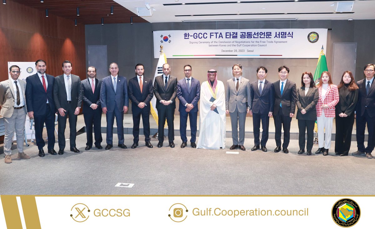 GCCSG's tweet photo. معالي الأمين العام لـ مجلس التعاون: توقيع اتفاقية تجارة حرة بين #مجلس_التعاون لدول الخليج العربية وجمهورية #كوريا_الجنوبية، خطوة تاريخية نحو تحقيق التكامل الاقتصادي الخليجي ونحو تعزيز العلاقات الاقتصادية والتجارية بين الجانبين.

 https://t.co/UtneRMtsPO

@Economyae
@MOICBahrain
@gaft_sa
@Tejarah_om
@MOCIQatar 
@MOFKW

#مجلس_التعاون
#كوريا_الجنوبية