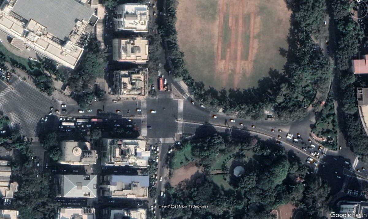 walkingproject's tweet photo. 4 Intersections in Mumbai that need this & can quickly adapt to this to make them pedestrian friendly.
✔️Juhu Circle
✔️Mithibai College
✔️Ramnath Podar Chowk
✔️SV Road-Linking Road-Turner road intersection
#WalkingProject #JunctionDesign https://t.co/QcumVaViOW