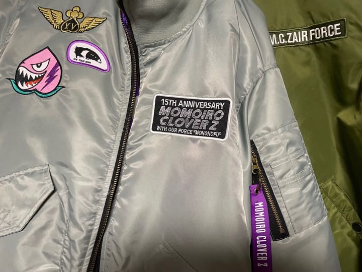 orbiseuro's tweet image. #ももクロ15TH アニバーサリー #FlightJacket 届いた💜
自分的には黒よりも普段使いしやすいかとカーキ色を選択。
過去のMA-1のOD色の方が色的には好みだったけどインナーの色は今回の方が好み。
袖のペンラ入れが無いのは悲しい。
ファスナーがYKKじゃなくなったのも残念だった。