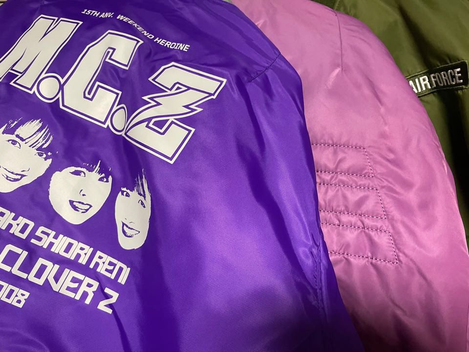 orbiseuro's tweet image. #ももクロ15TH アニバーサリー #FlightJacket 届いた💜
自分的には黒よりも普段使いしやすいかとカーキ色を選択。
過去のMA-1のOD色の方が色的には好みだったけどインナーの色は今回の方が好み。
袖のペンラ入れが無いのは悲しい。
ファスナーがYKKじゃなくなったのも残念だった。