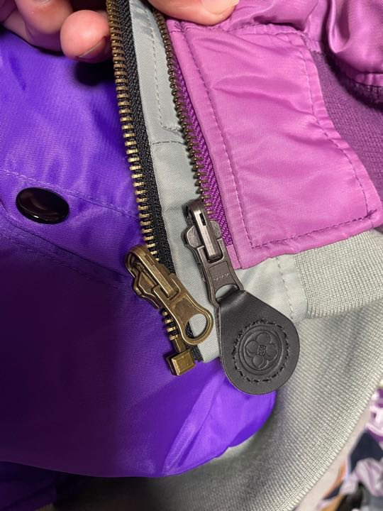 orbiseuro's tweet image. #ももクロ15TH アニバーサリー #FlightJacket 届いた💜
自分的には黒よりも普段使いしやすいかとカーキ色を選択。
過去のMA-1のOD色の方が色的には好みだったけどインナーの色は今回の方が好み。
袖のペンラ入れが無いのは悲しい。
ファスナーがYKKじゃなくなったのも残念だった。