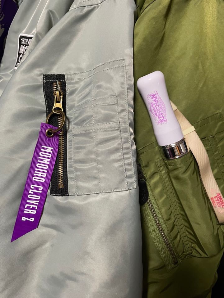 orbiseuro's tweet image. #ももクロ15TH アニバーサリー #FlightJacket 届いた💜
自分的には黒よりも普段使いしやすいかとカーキ色を選択。
過去のMA-1のOD色の方が色的には好みだったけどインナーの色は今回の方が好み。
袖のペンラ入れが無いのは悲しい。
ファスナーがYKKじゃなくなったのも残念だった。