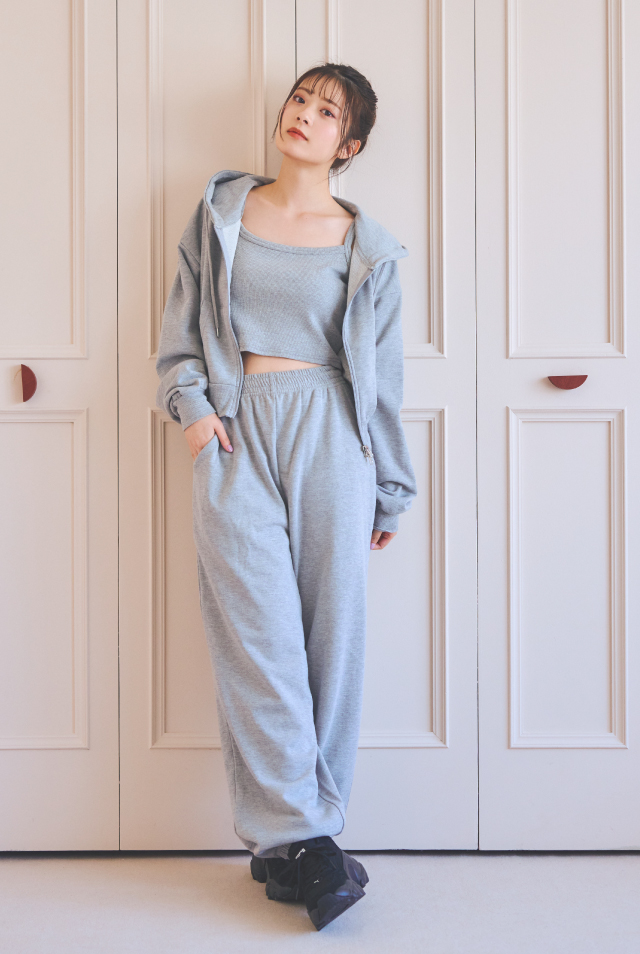 お得なセットアイテムをご紹介🌈 ジップパーカ、キャミソール、パンツ