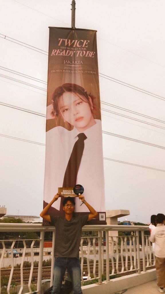 Sinbubble__'s tweet photo. Twiceland 2018 lalu ga bisa nonton karna beberapa hambatan. Syukur banget tahun ini bisa nonton #READYTOBE_IN_JAKARTA walau banyak hal yg dikorbankan😭🙏🏻 Makasih ke temen temen gw yang udah nemenin di venue
Terima kasih @JYPETWICE menjadikan akhir tahun paling indah buat gw❤❤ https://t.co/uCXAbJpiyd