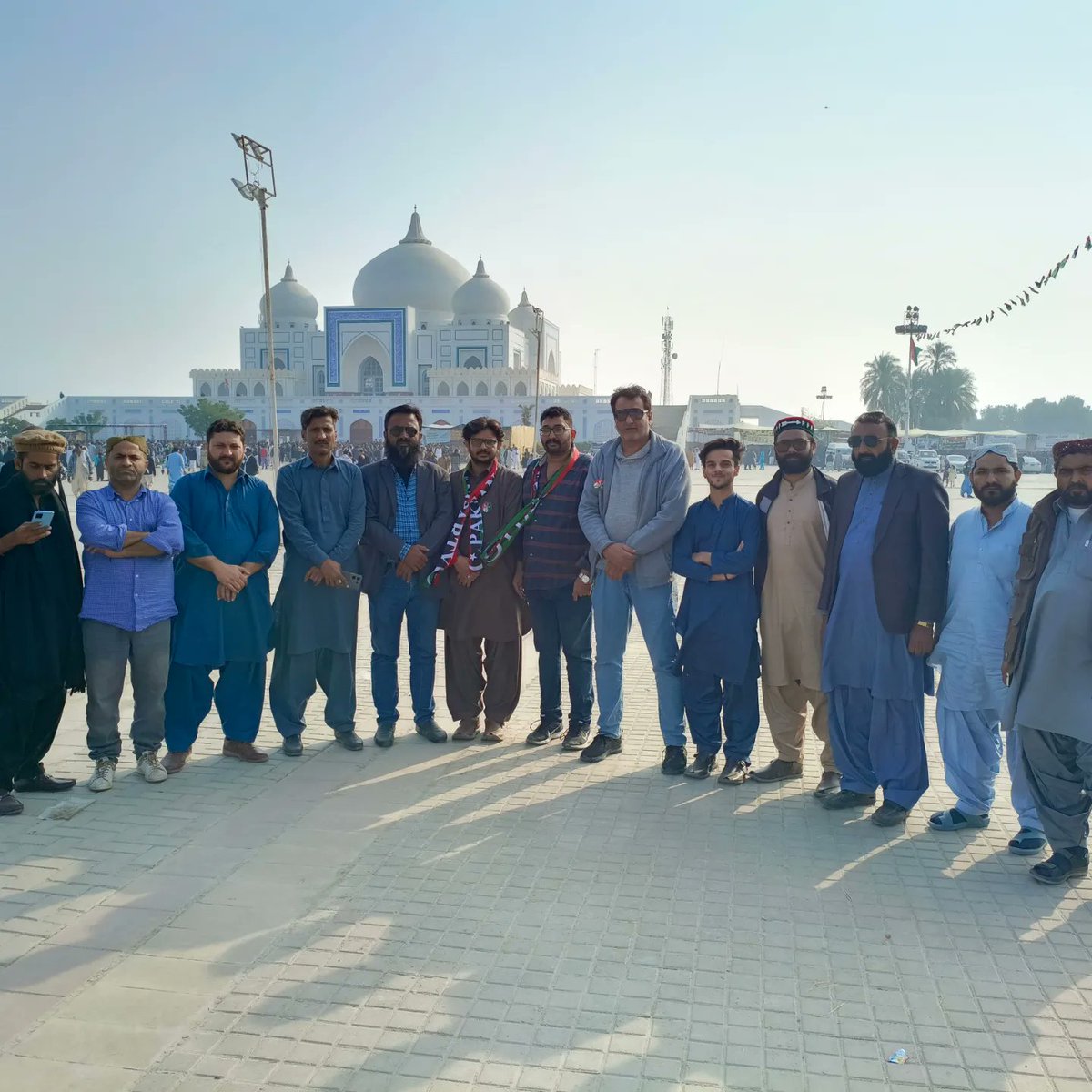sallah_solangi's tweet photo. پاکستان کی تاریخ کا سیاہ دن 💔
پاکستان کی ماں، بہن اور بیٹی کو ہم سے بچھڑے 16 برس بیت گئے۔
شہید رانی محترمہ بینظیر بھٹو آج بھی ہمارے دلوں میں زندہ ہیں 😔🇱🇾 !
@BBhuttoZardari @SaeedGhani1 @murtazawahab1 @AseefaBZ @shehzadmajeedpp https://t.co/XRT8kHhZW6