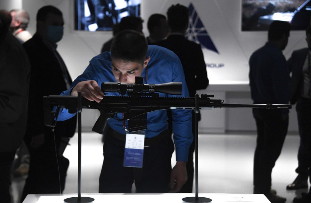 SputnikInt's tweet photo. Meet the new Russian marksman rifle by Kalashnikov Group

The first batch of the new Chukavin sniper rifles (SVСh) has been delivered to the Russian military after seeing action in the Ukrainian conflict zone.

SVCh is a new Russian-designed marksman rifle made by Kalashnikov Concern, which is meant to become a successor to the ubiquitous Dragunov sniper rifle (SVD.)

Designed for combined arms warfare, the SVCh can be used to hit targets at a distance of up to 1,000 meters, though it can also be used in a close-range firefight.