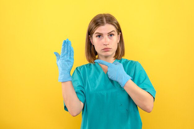 Situació insòlita! De sobte, totes les analítiques es tornen urgents o preferents. 

🔴 Hi ha centres on cada infermera realitza >30 extraccions en 60 minuts. 2 minuts per persona atesa. 

🔴 S'està forçant a les infermeres a no canviar-se els guants entre pacients per a “fer més
