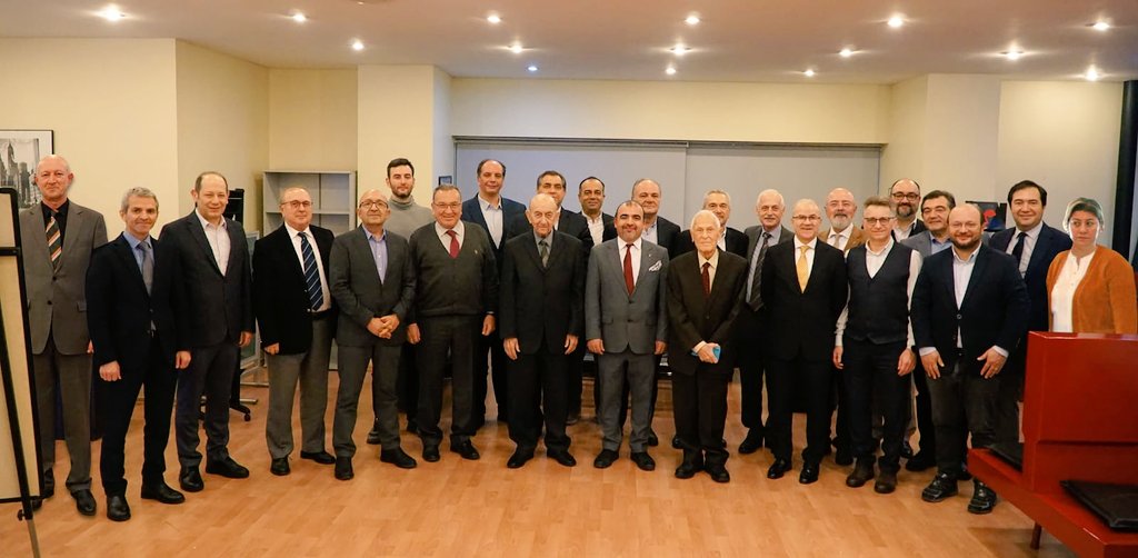 SefaTargt's tweet photo. Asansör camiasının zirvesindeki isimler, Asray'a teşrif ettiler.
Aysad 50.yıl ödülleri takdim edildi.
100. Yıl kutlandı.
İlk Başkanımız, @itu1773 Makina Fakültesi 1954 mezunu, Yük.Müh.Fuat Güven, 70. Yılı şerefine 1953-54 Arı Yıllığını imzaladı. 
@ProfDrKoyuncu https://t.co/8QHpJmM4iD