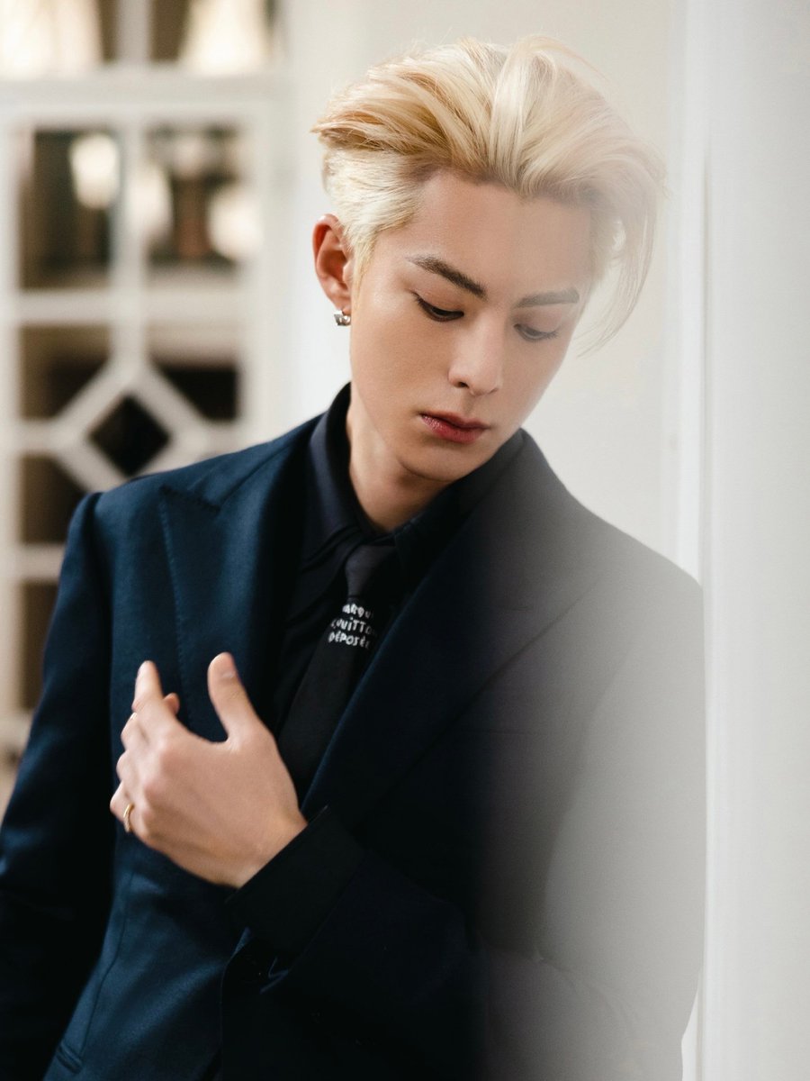 DylanLeia's tweet photo. 23.12.28.
VOGUE+ 웨이보 💜
#GIVINGFACE
올백머리는 몇 가닥의 머리카락이 흘러내려 섹시한 분위기를 연출한다.
CR : https://t.co/uJnOmawfcb
#VOGUE有星光
#VOGUE星光赴约大片
#王鹤棣 #왕허디 #왕학체
#wanghedi #DylanWang https://t.co/V60dpTji4v