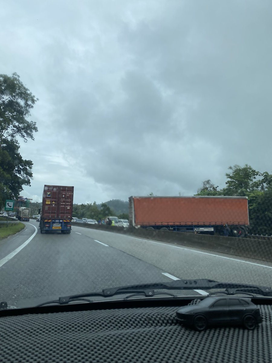 A5yrafasri's tweet photo. Guys!!

Info semasa: Update terkini 01:30 pm
Sesiapa yang menghala ke KL minta tunda perjalanan dan bersabar. Ada treler terbabas dari bentong menghala KL. https://t.co/DWAbk4TFhY