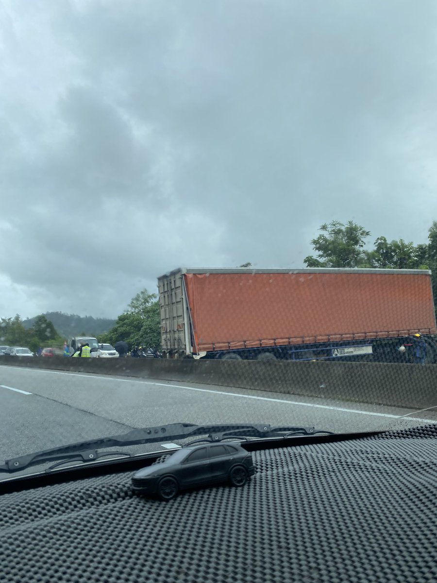 A5yrafasri's tweet photo. Guys!!

Info semasa: Update terkini 01:30 pm
Sesiapa yang menghala ke KL minta tunda perjalanan dan bersabar. Ada treler terbabas dari bentong menghala KL. https://t.co/DWAbk4TFhY