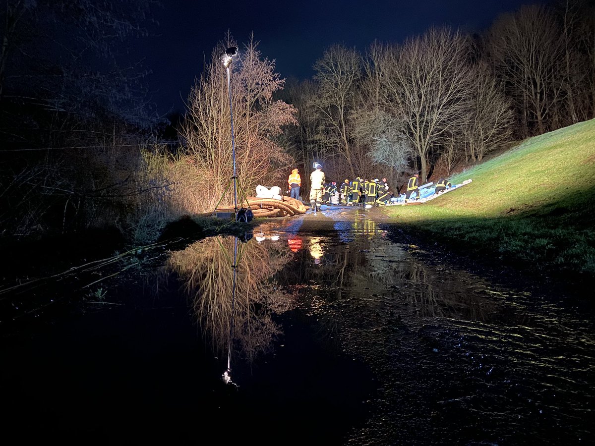 phpohl's tweet photo. Keine Ruhe für #Rettungskräfte in #Hamm - #Europas höchster #Flussdeich an der #Lippe durchgeweicht und in der Nacht adhoc mithilfe von 10.000 #Sandsäcken und massivem #Kräfteansatz gesichert. #Hochwasser #Lippe #THW #Feuerwehr @hamm_stadt @FW_Dortmund @FeuerwehrHamm @l https://t.co/ubQRk8IntB