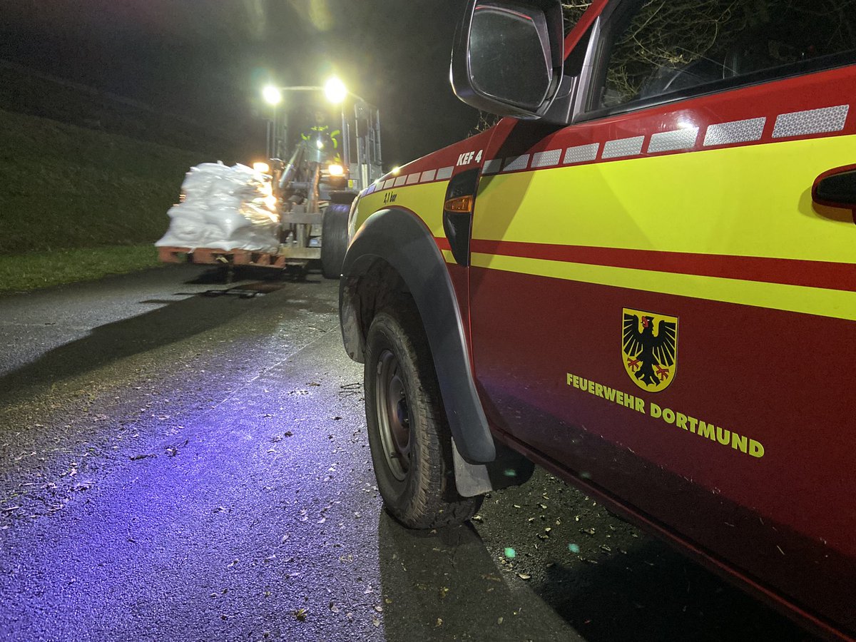 phpohl's tweet photo. Keine Ruhe für #Rettungskräfte in #Hamm - #Europas höchster #Flussdeich an der #Lippe durchgeweicht und in der Nacht adhoc mithilfe von 10.000 #Sandsäcken und massivem #Kräfteansatz gesichert. #Hochwasser #Lippe #THW #Feuerwehr @hamm_stadt @FW_Dortmund @FeuerwehrHamm @l https://t.co/ubQRk8IntB