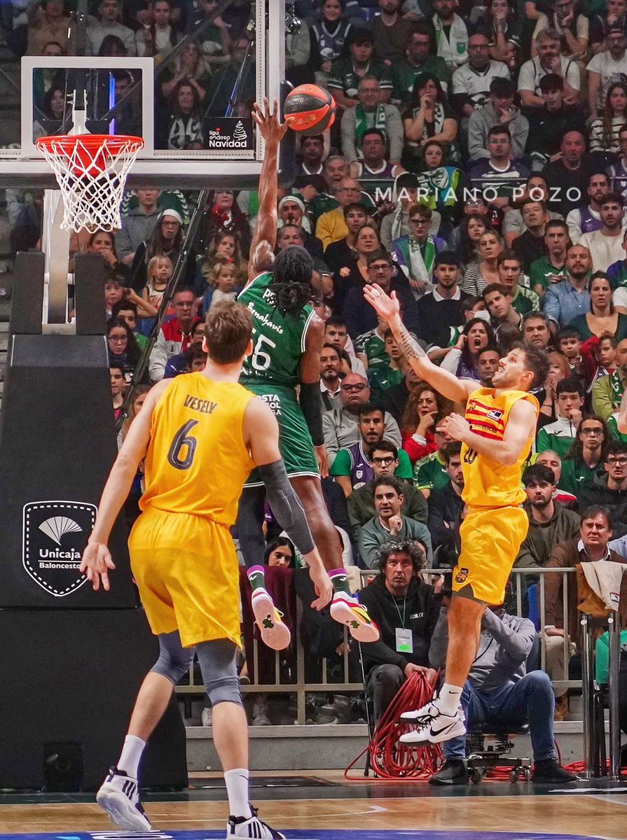 pozo_mariano's tweet photo. Tapón de @kendrick3perry a Laprovíttola en la obra maestra de ayer de @unicajaCB https://t.co/ZLY5a6SzEM