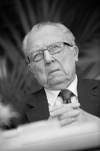 Europe mourns Jacques Delors. A giant. A public servant. A visionary. He believed in a Europe built on “competition that stimulates, cooperation that strengthens, and solidarity that unites.” His vision guides us still today. We honour his memory by keeping his legacy alive.