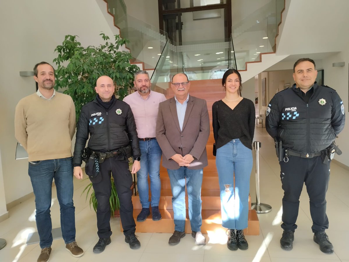 aytoquintanar's tweet image. En la mañana de hoy Andrea Torres Nieto, firmaba como funcionaria en practicas incorporándose a la academia de protección ciudadana en Toledo el proximo mes de enero.

Por otro lado, Juan Quintanar Moreno se incorpora mediante proceso de movilidad a la plantilla de Policía Local.
