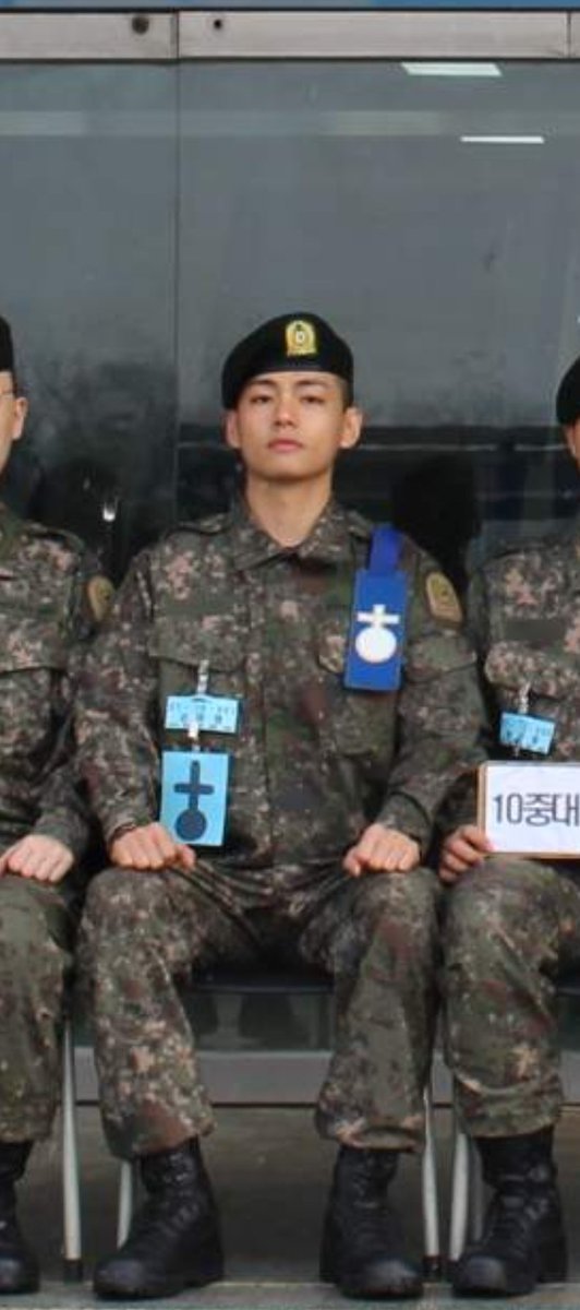 sceneryfortae's tweet photo. Platoon leader trainee Kim Taehyung, he's doing good so proud of him https://t.co/pjDdte39Wd