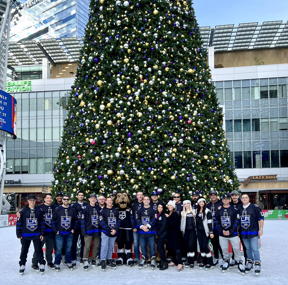 Our @LAPDHQ ice hockey team spent the morning teaching the kids that stay in the @URM how to ice skate. Thanks to the @LAKings @LALIVE @McDonalds @JWMarriott and @taiskates for their support. “..The real solution lies in a world in which charity becomes unnecessary - Achebe”