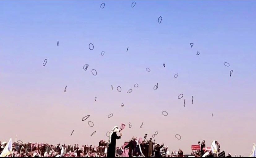 s_alnaiff's tweet photo. @F_BinHithleen @kka080 من طناخة روس اهلها زمى عنها العقال 
ندرٍ قد حذفت الروح دون عقالها

احذفوا بعصابة الراس يوم الاحتفال
كنها قفوش الذخاير نهار قتالها

صكو بباشات شمر مداغيش العيال
بين من يندب بصوته ومن يحدالها

في ذرى سلمان حنا نعيش بكرنفال
وخطة محمد و رؤياه حنا ابطالها 

سعود النايف .. https://t.co/rFpnPxeiRJ