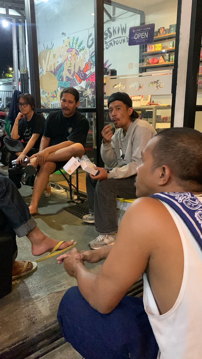 kenzuuo's tweet photo. Obrolannya mah keripik tapi pada serius bener haha https://t.co/YgnmuITb1z