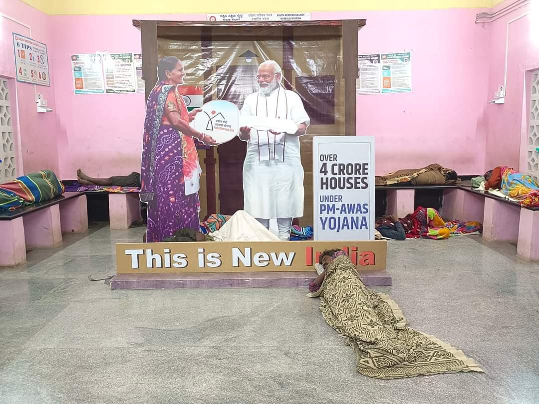 mrjethwani_'s tweet photo. Thank you Modiji for letting the poor/homeless people sleep near the useless selfie point which shows fake propaganda…🙂😏 https://t.co/nX189hVemt
