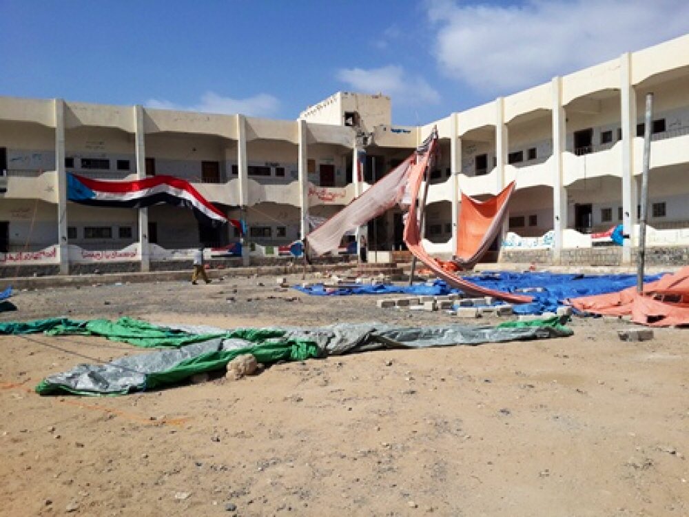 للأجيال:
ذات جمعة قُصفت
 هذه المدرسة بالدبابات
ليس في فلسطين!
كانت حينها تحتضن مجلس عزاء، وكانت هذه الساحة مليئة بالأطفال
لم تكن الدبابات وحدها، فقد تعاونت مواقع الجيش بالقصف المتواصل، بكل أنواع الأسلحة، ومنعت إسعاف الجرحى
امتلأت هذه الساحة بأشلاء الأطفال والرجال.
كانوا مدنيين